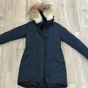 Canada Goose Women's Rossclair Parka in navy blue with fur-trimmed hood Down